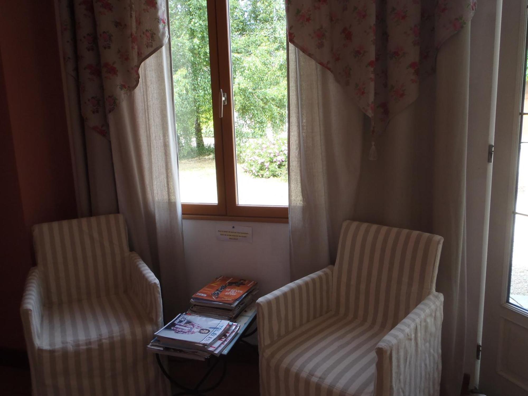 Chambres D'Hotes Du Domaine De Jacquelin Saint-Germain-du-Puy Room photo